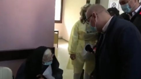 БАКА ПОСЛАЛА СНАЖНУ ПОРУКУ ПРЕДСЕДНИКУ ВУЧИЋУ: Дошла на вакцинацију - па је поздравио Горан Весић (ВИДЕО) БАКА ПОСЛАЛА СНАЖНУ ПОРУКУ ПРЕДСЕДНИКУ ВУЧИЋУ: Дошла на вакцинацију - па је поздравио Горан Весић (ВИДЕО)