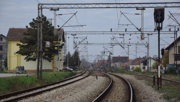 ИАКО НЕМА САОБРАЋАЈА, МРЕЖА ЈЕ ПОД СТАЛНИМ НАПОНОМ: Завршена електромрежа на деоници брзе пруге Стара Пазова - Инђија, опрезно поред пруге ИАКО НЕМА САОБРАЋАЈА, МРЕЖА ЈЕ ПОД СТАЛНИМ НАПОНОМ: Завршена електромрежа на деоници брзе пруге Стара Пазова - Инђија, опрезно поред пруге