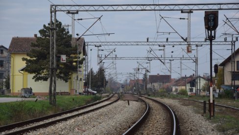 САОБРАЋАЈ ОБУСТАВЉЕН: Пет вагона воза искочило из шина, познато има ли повређених САОБРАЋАЈ ОБУСТАВЉЕН: Пет вагона воза искочило из шина, познато има ли повређених