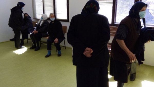 ПРИЈЕПОЉЦИ ПОХРЛИЛИ ДА ПРИМЕ ЦЕПИВО: У једној смени вакцинасано скоро 400 грађана ПРИЈЕПОЉЦИ ПОХРЛИЛИ ДА ПРИМЕ ЦЕПИВО: У једној смени вакцинасано скоро 400 грађана