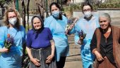 OVO JE FOTOGRAFIJA DANA: Bake sa cvećem sačekale medicinske radnike u Grockoj OVO JE FOTOGRAFIJA DANA: Bake sa cvećem sačekale medicinske radnike u Grockoj