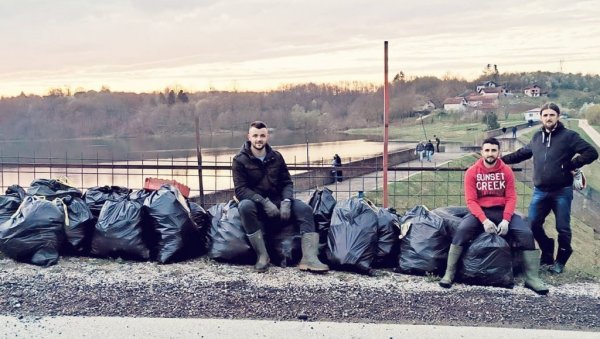 СКАНДАЛ НА ЈЕЗЕРУ ДРЕНОВА: Из Гвозденог пука засукали рукаве и очистили срамоту у тони смећа иза корона - журки (ФОТО) СКАНДАЛ НА ЈЕЗЕРУ ДРЕНОВА: Из Гвозденог пука засукали рукаве и очистили срамоту у тони смећа иза корона - журки (ФОТО)