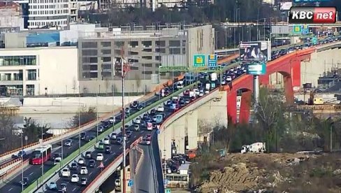 OGROMNE GUŽVE U BEOGRADU: Ako prelazite preko reke, naoružajte se strpljenjem (FOTO) OGROMNE GUŽVE U BEOGRADU: Ako prelazite preko reke, naoružajte se strpljenjem (FOTO)