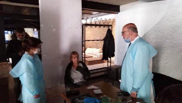 НАСТАВЉА СЕ БОРБА ПРОТИВ КОРОНЕ: У Доњем Милановцу вакцинисани туристички радници НАСТАВЉА СЕ БОРБА ПРОТИВ КОРОНЕ: У Доњем Милановцу вакцинисани туристички радници