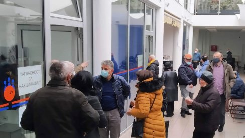 ОДЛИЧАН ОДЗИВ ЗА МАСОВНУ ИМУНИЗАЦИЈУ У ПАРАЋИНУ: Јуче без позива по цепиво дошло преко 330 грађана ОДЛИЧАН ОДЗИВ ЗА МАСОВНУ ИМУНИЗАЦИЈУ У ПАРАЋИНУ: Јуче без позива по цепиво дошло преко 330 грађана