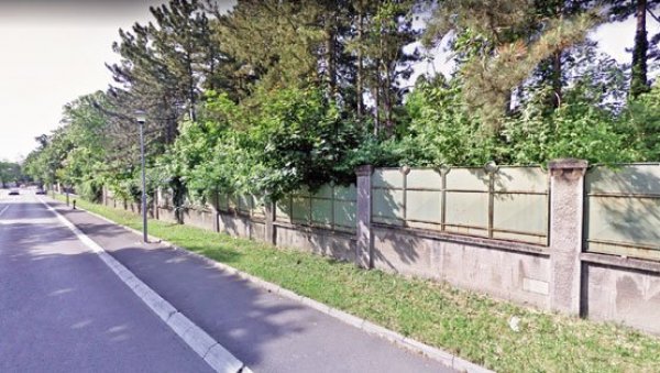 ДВОРИШТЕ БИВШЕ МИЛОШЕВИЋЕВЕ ВИЛЕ УРЕЂУЈЕ ЗАКУПАЦ: Откривено ко је изнајмио кућу у Ужичкој 34 и сече дрвеће ДВОРИШТЕ БИВШЕ МИЛОШЕВИЋЕВЕ ВИЛЕ УРЕЂУЈЕ ЗАКУПАЦ: Откривено ко је изнајмио кућу у Ужичкој 34 и сече дрвеће