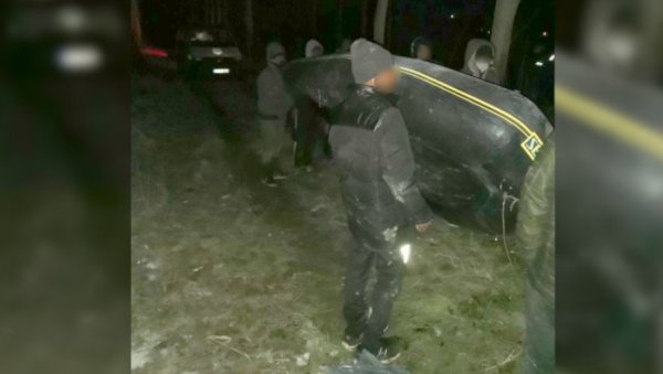 ХАПШЕЊЕ ПОСЛЕ ПРЕТРЕСА ЧАМЦА: Двојица Пакистанца кријумчарила мигранте на Дрини ХАПШЕЊЕ ПОСЛЕ ПРЕТРЕСА ЧАМЦА: Двојица Пакистанца кријумчарила мигранте на Дрини