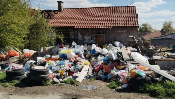 ГУШИ ИХ СМРАД, ПЛАШЕ СЕ ЗАРАЗЕ: Грађани у Крњачи очајни, комшиница направила депонију смећа, а надлежни не реагују! ГУШИ ИХ СМРАД, ПЛАШЕ СЕ ЗАРАЗЕ: Грађани у Крњачи очајни, комшиница направила депонију смећа, а надлежни не реагују!
