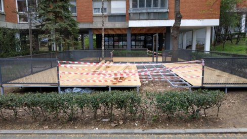 STANARI POBEDILI, BAŠTA JE SKLONJENA: Sačuvana zelena površina između solitera u Bulevaru Kralja Aleksandra STANARI POBEDILI, BAŠTA JE SKLONJENA: Sačuvana zelena površina između solitera u Bulevaru Kralja Aleksandra