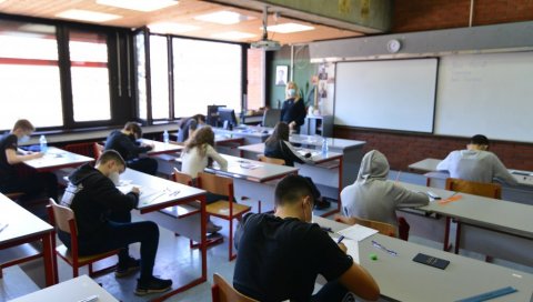 ПРЕПОРУКЕ КРИЗНОГ ШТАБА ЗА НОВУ ШКОЛСКУ ГОДИНУ: Старији од 12 година се враћају у школске клупе, али у разређеним одељењима ПРЕПОРУКЕ КРИЗНОГ ШТАБА ЗА НОВУ ШКОЛСКУ ГОДИНУ: Старији од 12 година се враћају у школске клупе, али у разређеним одељењима