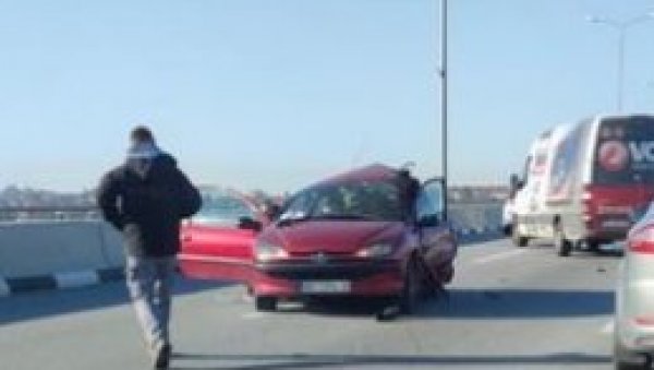 ТЕШКА САОБРАЋАЈКА НА ПУПИНОВОМ МОСТУ: Има теже повређених у смеру ка Земуну ТЕШКА САОБРАЋАЈКА НА ПУПИНОВОМ МОСТУ: Има теже повређених у смеру ка Земуну