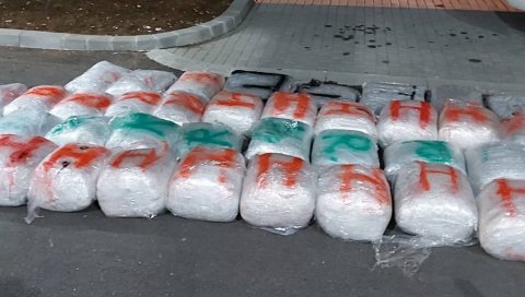 ЗАПЛЕЊЕНО 260 КИЛОГРАМА МАРИХУАНЕ: На заједничком граничном прелазу Враћеновићи-Делеуша између Црне Горе и БиХ ЗАПЛЕЊЕНО 260 КИЛОГРАМА МАРИХУАНЕ: На заједничком граничном прелазу Враћеновићи-Делеуша између Црне Горе и БиХ