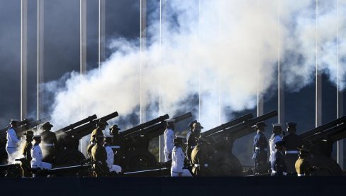 ПОЧАСНА ПАЉБА ЗА ПРИНЦА ФИЛИПА: Грађани широм Велике Британије одају почаст војводи од Единбурга (ФОТО) ПОЧАСНА ПАЉБА ЗА ПРИНЦА ФИЛИПА: Грађани широм Велике Британије одају почаст војводи од Единбурга (ФОТО)