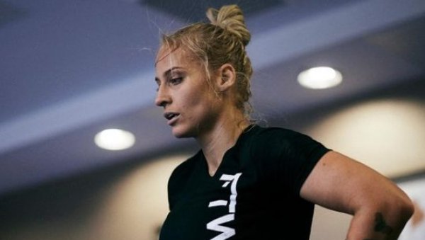 ОВО ЈЕ НАЈПРОВОКАТИВНИЈА БОКСЕРКА ИКАД: Фановима продаје изношене чарапе, а сад се на мерењу појавила у чипкастом вешу (ВИДЕО+ФОТО) ОВО ЈЕ НАЈПРОВОКАТИВНИЈА БОКСЕРКА ИКАД: Фановима продаје изношене чарапе, а сад се на мерењу појавила у чипкастом вешу (ВИДЕО+ФОТО)