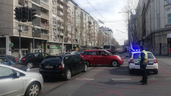 КОЛАПС У ЦЕНТРУ БЕОГРАДА: Погледајте каква је ситуација у осталим деловима престонице (ФОТО/ВИДЕО) КОЛАПС У ЦЕНТРУ БЕОГРАДА: Погледајте каква је ситуација у осталим деловима престонице (ФОТО/ВИДЕО)