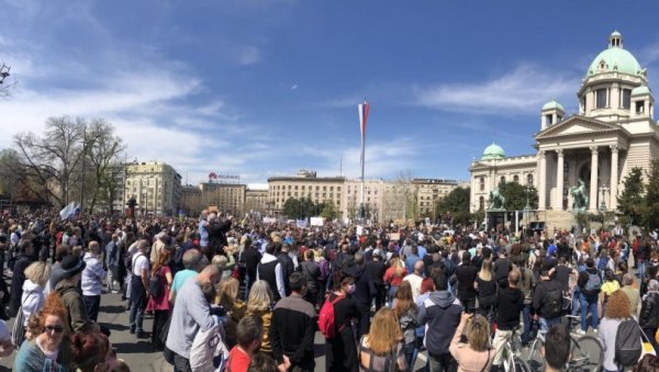 ПРОТЕСТ ИСПРЕД СКУПШТИНЕ: Еколошки устанак у Београду, Зорана Михајловић: Ником не доноси добро ако се то питање користи у политичке сврхе ПРОТЕСТ ИСПРЕД СКУПШТИНЕ: Еколошки устанак у Београду, Зорана Михајловић: Ником не доноси добро ако се то питање користи у политичке сврхе