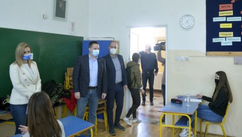 СРПСКИ ЛАКШИ ОД МАТЕМАТИКЕ: Ђаци осмог разреда завршили пробу малу матуре (ФОТО) СРПСКИ ЛАКШИ ОД МАТЕМАТИКЕ: Ђаци осмог разреда завршили пробу малу матуре (ФОТО)