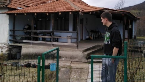 ТЕШКО ЈЕ БИТИ САМ И НЕМОЋАН: Павле Вуковић (17) из Пролом Бање после смрти оца, стрепи за мајку ТЕШКО ЈЕ БИТИ САМ И НЕМОЋАН: Павле Вуковић (17) из Пролом Бање после смрти оца, стрепи за мајку