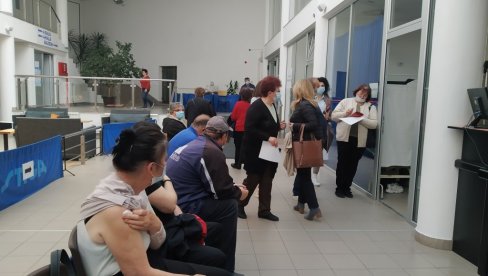 BESPREKORNO I BEZ ZAKAZIVANJA: Među vakcinisanima protiv korone u Paraćinu dijabetičari i druge rizične grupe (FOTO) BESPREKORNO I BEZ ZAKAZIVANJA: Među vakcinisanima protiv korone u Paraćinu dijabetičari i druge rizične grupe (FOTO)