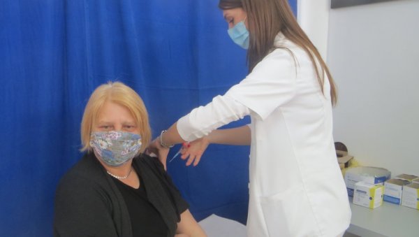 ОД СУТРА ВАКЦИНАЦИЈА У ПАРАЋИНСКИМ СЕЛИМА: Ево у које здравствене амбуланте можете да одете без заказаног термина ОД СУТРА ВАКЦИНАЦИЈА У ПАРАЋИНСКИМ СЕЛИМА: Ево у које здравствене амбуланте можете да одете без заказаног термина