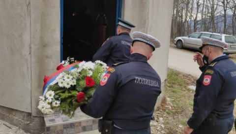 СЕЋАЊЕ НА ПАЛЕ ПОЛИЦАЈЦЕ: У Скеланима код Сребренице одата почаст погинулим колегама (РС) СЕЋАЊЕ НА ПАЛЕ ПОЛИЦАЈЦЕ: У Скеланима код Сребренице одата почаст погинулим колегама (РС)