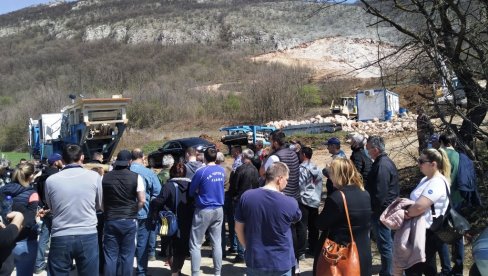 TREĆI RUDNIK UGASIĆE SELA! Protest meštana Plane i Lešja kod Paraćina protiv novog kamenoloma na planini Baba TREĆI RUDNIK UGASIĆE SELA! Protest meštana Plane i Lešja kod Paraćina protiv novog kamenoloma na planini Baba