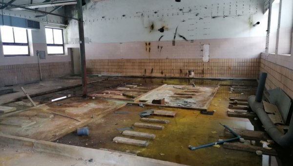 ОТРОВИ СВИМА НАДОХВАТ РУКЕ: Необезбеђене хемикалије стоје у Пљевљима, опасан отпад на 100 метара од водовода ОТРОВИ СВИМА НАДОХВАТ РУКЕ: Необезбеђене хемикалије стоје у Пљевљима, опасан отпад на 100 метара од водовода