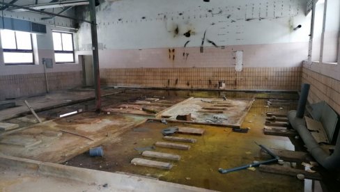OTROVI SVIMA NADOHVAT RUKE: Neobezbeđene hemikalije stoje u Pljevljima, opasan otpad na 100 metara od vodovoda OTROVI SVIMA NADOHVAT RUKE: Neobezbeđene hemikalije stoje u Pljevljima, opasan otpad na 100 metara od vodovoda