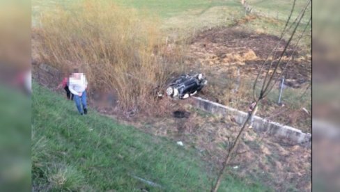 BMV SE PREVRTAO I ZAVRŠIO U KANALU: Detalji udesa kod Sarajeva, neprilagođena brzina odnela tri života! (FOTO) BMV SE PREVRTAO I ZAVRŠIO U KANALU: Detalji udesa kod Sarajeva, neprilagođena brzina odnela tri života! (FOTO)