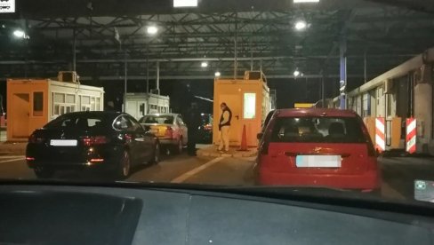 ДЕСЕТ МЕТАРА ОД СРБИЈЕ, А БЛОКИРАНИ НА ГРАНИЦИ: Наши држављани заробљени на прелазу Табановце, због процедуре целу ноћ у колима (ФОТО) ДЕСЕТ МЕТАРА ОД СРБИЈЕ, А БЛОКИРАНИ НА ГРАНИЦИ: Наши држављани заробљени на прелазу Табановце, због процедуре целу ноћ у колима (ФОТО)