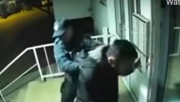 ПОЛИЦАЈЦИ ПРЕТУКЛИ МЛАДИЋА ЗБОГ КРШЕЊА МЕРА: Позлило му, примљен у мостарску болницу (ВИДЕО) ПОЛИЦАЈЦИ ПРЕТУКЛИ МЛАДИЋА ЗБОГ КРШЕЊА МЕРА: Позлило му, примљен у мостарску болницу (ВИДЕО)