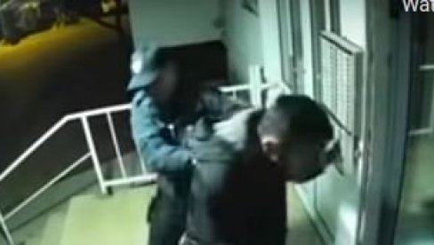 ПОЛИЦАЈЦИ ПРЕТУКЛИ МЛАДИЋА ЗБОГ КРШЕЊА МЕРА: Позлило му, примљен у мостарску болницу (ВИДЕО) ПОЛИЦАЈЦИ ПРЕТУКЛИ МЛАДИЋА ЗБОГ КРШЕЊА МЕРА: Позлило му, примљен у мостарску болницу (ВИДЕО)