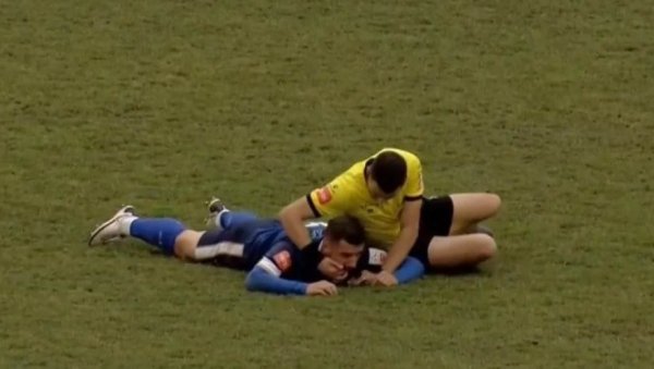 СУДИЈА СПАСАО ЖИВОТ ИГРАЧУ ТУЗЛЕ: Фудбалери се свађали око фаула, а онда је арбитар направио потез о коме бруји регион (ВИДЕО) СУДИЈА СПАСАО ЖИВОТ ИГРАЧУ ТУЗЛЕ: Фудбалери се свађали око фаула, а онда је арбитар направио потез о коме бруји регион (ВИДЕО)