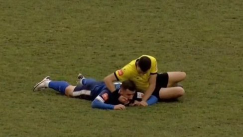 SUDIJA SPASAO ŽIVOT IGRAČU TUZLE: Fudbaleri se svađali oko faula, a onda je arbitar napravio potez o kome bruji region (VIDEO) SUDIJA SPASAO ŽIVOT IGRAČU TUZLE: Fudbaleri se svađali oko faula, a onda je arbitar napravio potez o kome bruji region (VIDEO)