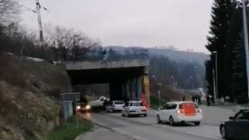 KOFA IZMETA NA KOLONU KOMITA: Snimljen trenutak kako mladić fekalijama poliva automobile u Bijelom Polju (VIDEO) KOFA IZMETA NA KOLONU KOMITA: Snimljen trenutak kako mladić fekalijama poliva automobile u Bijelom Polju (VIDEO)