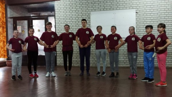 ВИТЛАЈУ КОЛЦЕ И САЊАЈУ КОНЦЕРТЕ: КУД Банатски Двор насавља са пробама након дуже паузе ВИТЛАЈУ КОЛЦЕ И САЊАЈУ КОНЦЕРТЕ: КУД Банатски Двор насавља са пробама након дуже паузе