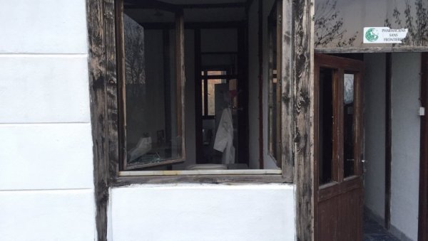 ОБИЈЕНА АМБУЛАНТА У СЕЛУ ГОЈБУЉА : Напади вандала све учесталији (ФОТО) ОБИЈЕНА АМБУЛАНТА У СЕЛУ ГОЈБУЉА : Напади вандала све учесталији (ФОТО)