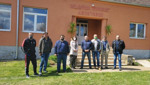 ОПШТИНАРИ РЕКОВЦА ПОСЕТИЛИ ШКОЛУ: Ђацима нова игралишта и терени ОПШТИНАРИ РЕКОВЦА ПОСЕТИЛИ ШКОЛУ: Ђацима нова игралишта и терени