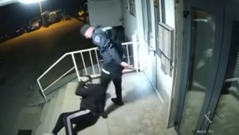 СУСПЕНДОВАНИ ПОЛИЦАЈЦИ КОЈИ СУ ПРЕТУКЛИ МОСТАРЦА: Младић примњен у болницу (ВИДЕО) СУСПЕНДОВАНИ ПОЛИЦАЈЦИ КОЈИ СУ ПРЕТУКЛИ МОСТАРЦА: Младић примњен у болницу (ВИДЕО)