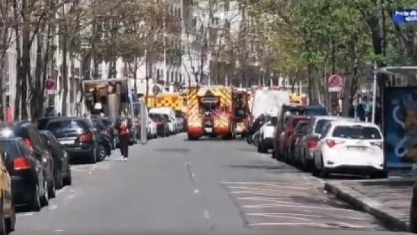 ДЕТАЉИ ПУЦЊАВЕ У ПАРИЗУ: Једна особа погинула, нападач побегао на мотору (ВИДЕО) ДЕТАЉИ ПУЦЊАВЕ У ПАРИЗУ: Једна особа погинула, нападач побегао на мотору (ВИДЕО)