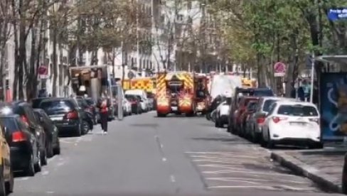 DETALJI PUCNJAVE U PARIZU: Jedna osoba poginula, napadač pobegao na motoru (VIDEO) DETALJI PUCNJAVE U PARIZU: Jedna osoba poginula, napadač pobegao na motoru (VIDEO)