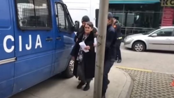 СКАНДАЛ У ПОЛИЦИЈИ ЦРНЕ ГОРЕ: Пековић хапсио мајку Милана Кнежевића, а сада добио унапређење! (ВИДЕО) СКАНДАЛ У ПОЛИЦИЈИ ЦРНЕ ГОРЕ: Пековић хапсио мајку Милана Кнежевића, а сада добио унапређење! (ВИДЕО)