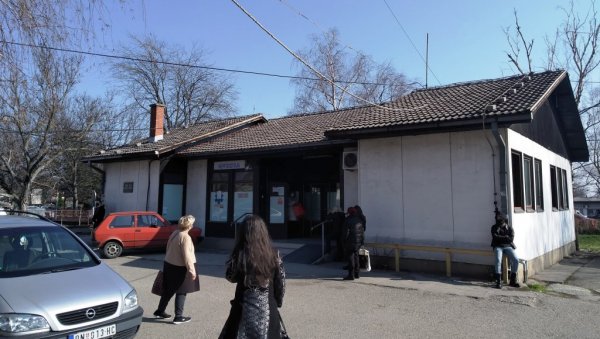 КОВИД АМБУЛАНТА У ПАРАЋИНУ: За три дана око 200 прегледа, позитивних на вирус корона 86 КОВИД АМБУЛАНТА У ПАРАЋИНУ: За три дана око 200 прегледа, позитивних на вирус корона 86