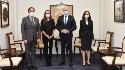 O PROCESU POVRATKA I PROBLEMIMA KOJI GA PRATE: Ministar za povratak i zajednice Goran Rakić sa predstavnicima UNHCR-a, UN-a i IOM-a O PROCESU POVRATKA I PROBLEMIMA KOJI GA PRATE: Ministar za povratak i zajednice Goran Rakić sa predstavnicima UNHCR-a, UN-a i IOM-a