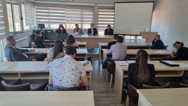 ПАРЕ ДАВАЛИ ЧАК И ОБЕЗБЕЂЕЊУ: Детаљи афере - Како је 20 спортских клубова у Пријепољу ненаменски трошило новац ПАРЕ ДАВАЛИ ЧАК И ОБЕЗБЕЂЕЊУ: Детаљи афере - Како је 20 спортских клубова у Пријепољу ненаменски трошило новац
