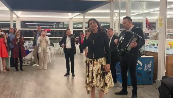ОВО ЈЕ СРБИЈА СЕ ЧУЛО У ХУРГАДИ: Оперска дива Јадранка Јовановић отпевала родољубиву песму нашим лекарима херојима! (ВИДЕО) ОВО ЈЕ СРБИЈА СЕ ЧУЛО У ХУРГАДИ: Оперска дива Јадранка Јовановић отпевала родољубиву песму нашим лекарима херојима! (ВИДЕО)