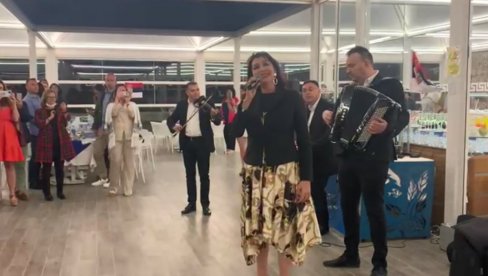 OVO JE SRBIJA SE ČULO U HURGADI: Operska diva Jadranka Jovanović otpevala rodoljubivu pesmu našim lekarima herojima! (VIDEO) OVO JE SRBIJA SE ČULO U HURGADI: Operska diva Jadranka Jovanović otpevala rodoljubivu pesmu našim lekarima herojima! (VIDEO)