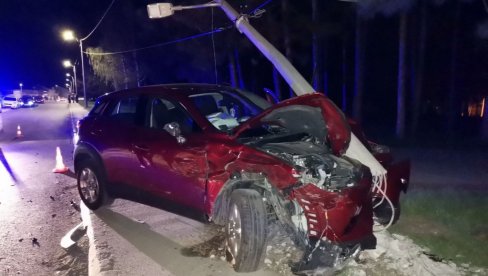 TEŽAK SUDAR KOD KRUŠEVCA: Zakucali se u banderu, čudom izbegnuta tragedija (FOTO) TEŽAK SUDAR KOD KRUŠEVCA: Zakucali se u banderu, čudom izbegnuta tragedija (FOTO)