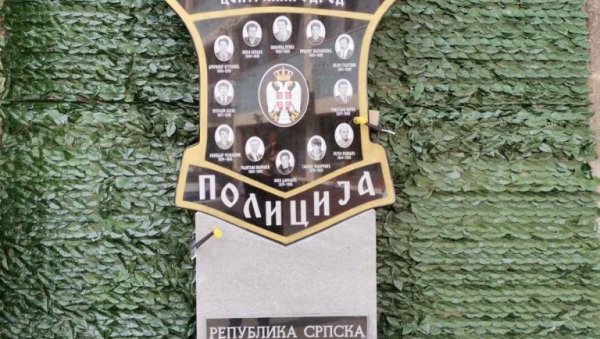 ДРЖЕ СЕ ЉУБАВИ ПРЕМА РОДУ И БОГУ: Милош Мирковић из Бијељине урадио и даровао спомен знамење за пале српске јунаке у Зворнику ДРЖЕ СЕ ЉУБАВИ ПРЕМА РОДУ И БОГУ: Милош Мирковић из Бијељине урадио и даровао спомен знамење за пале српске јунаке у Зворнику