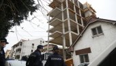DRAMA U ULICI ĐORĐA KRATOVCA 22: Planirano rušenje objekta, brat izvođača radova preti da će da skoči sa zgrade (FOTO/VIDEO) DRAMA U ULICI ĐORĐA KRATOVCA 22: Planirano rušenje objekta, brat izvođača radova preti da će da skoči sa zgrade (FOTO/VIDEO)